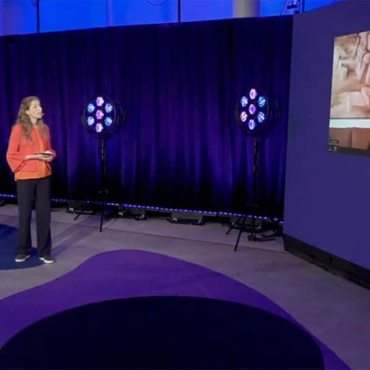 Sändningens programledare syns samtala med en kvinna via videolänk