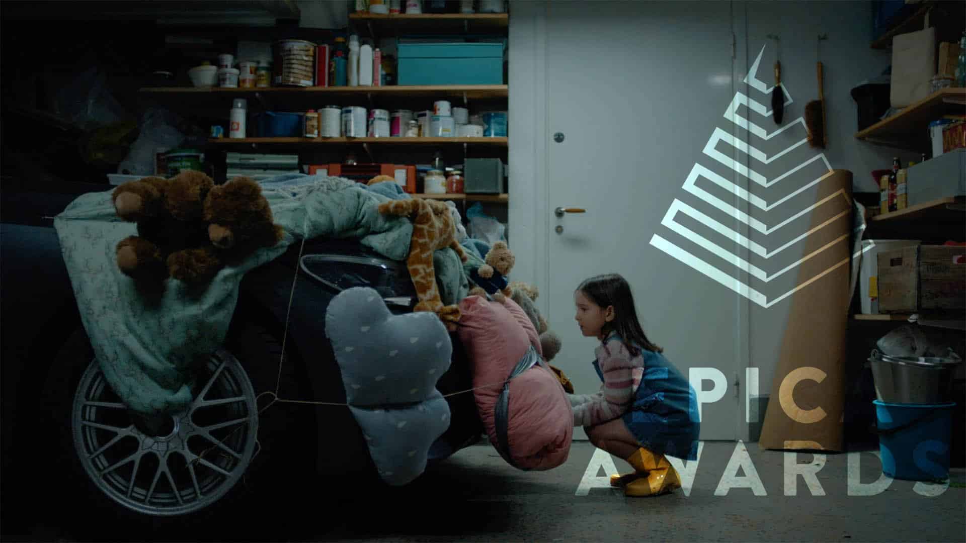 Bild från Autolivs film där en flicka står framför en bild raderad med gossedjur