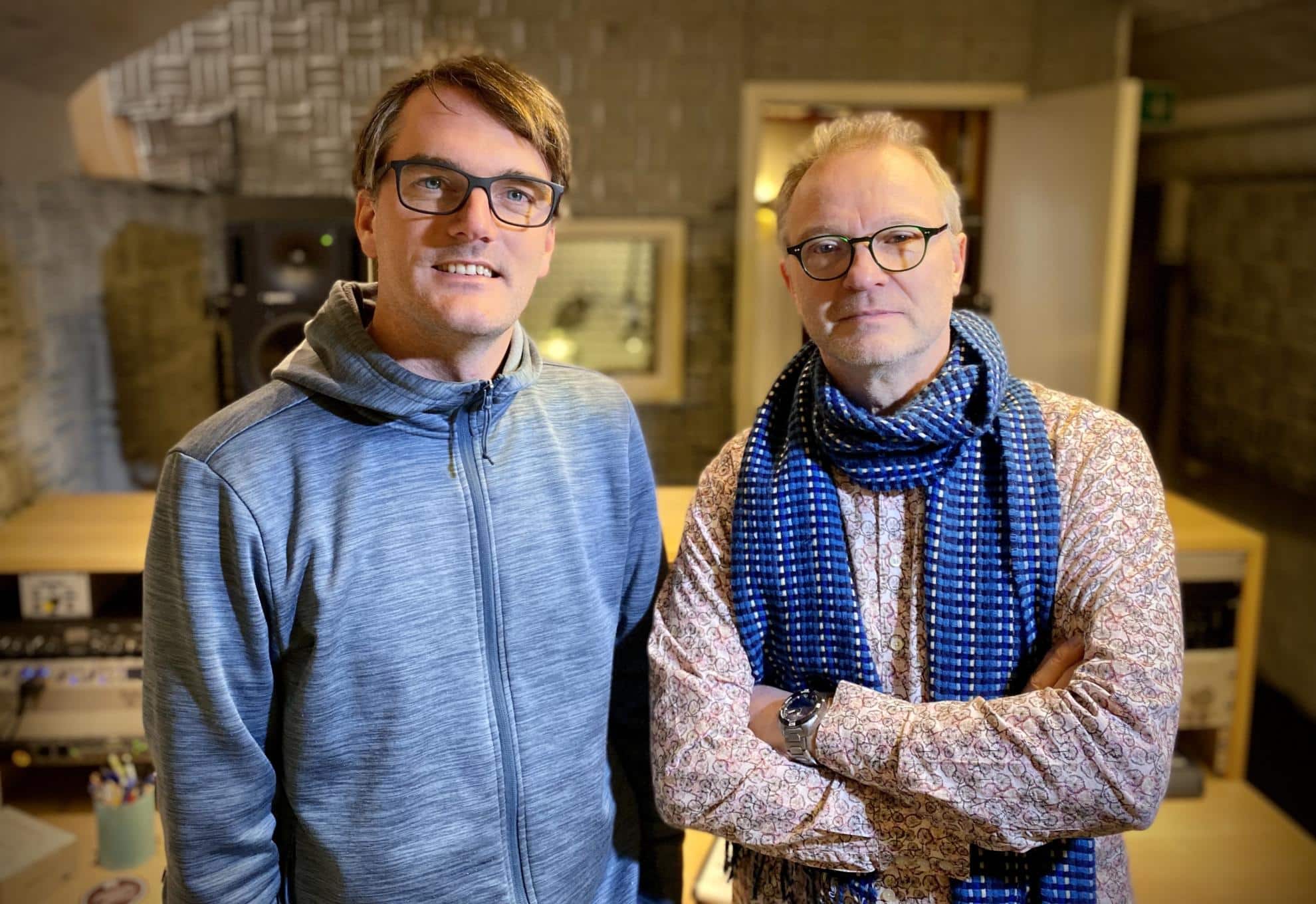 Christer Molander och Johan Olkerud står bredvid varandra i sin studio