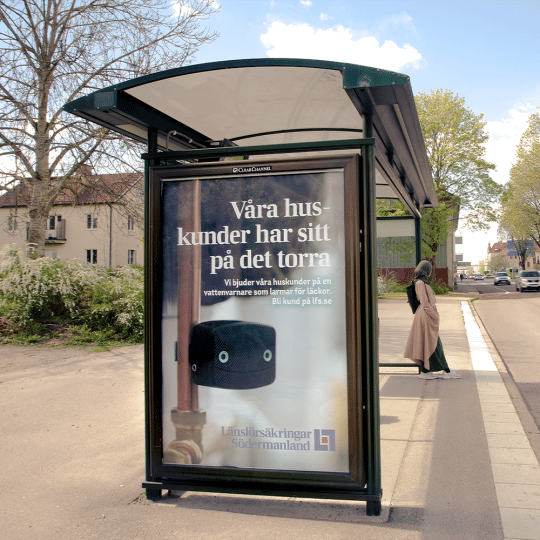 Reklamaffisch med leakbotten på en busshållplats