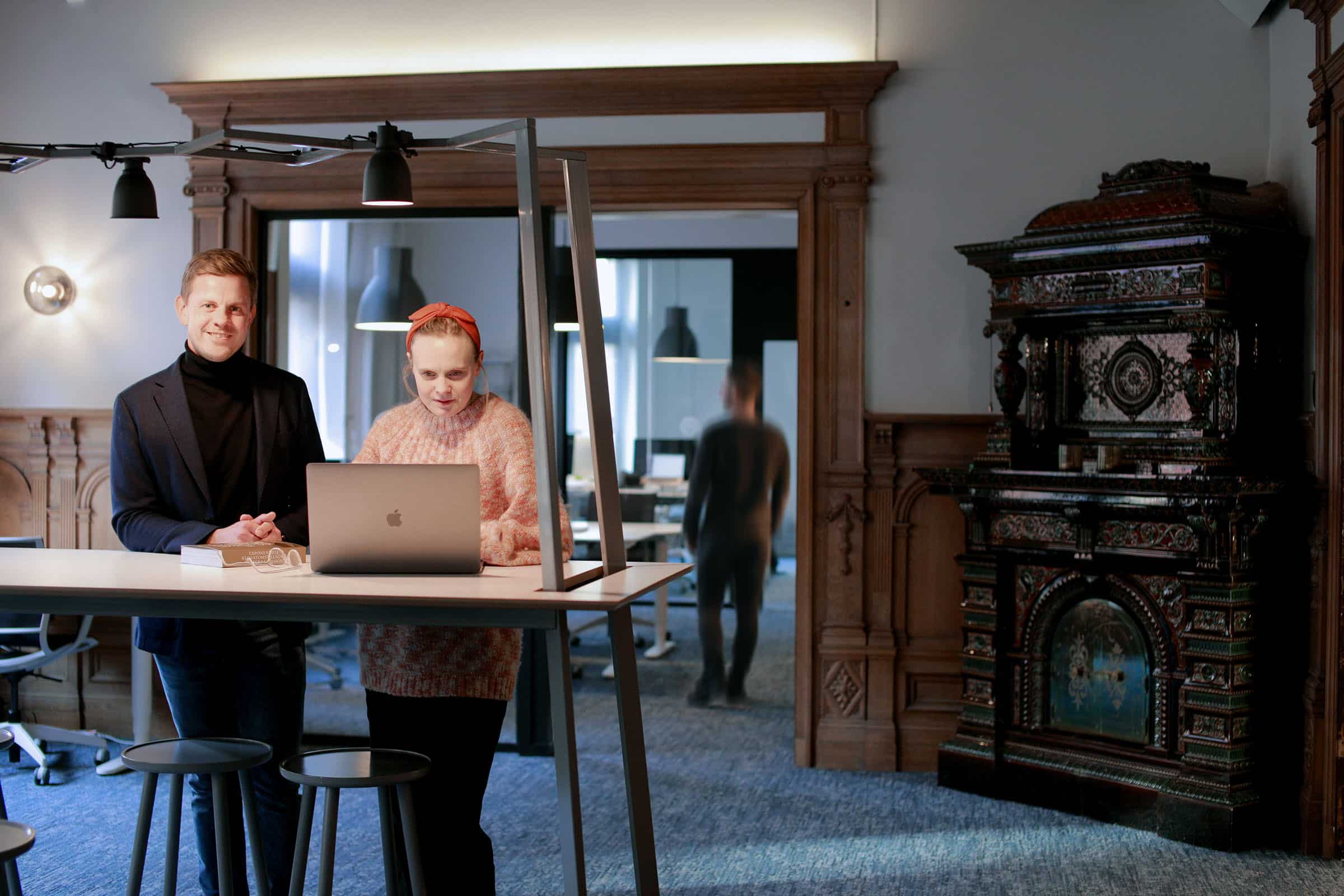 Jonas Svedin och Maria Koch ståendes framför en dator vid Gullers Grupps kontor i Sundsvall
