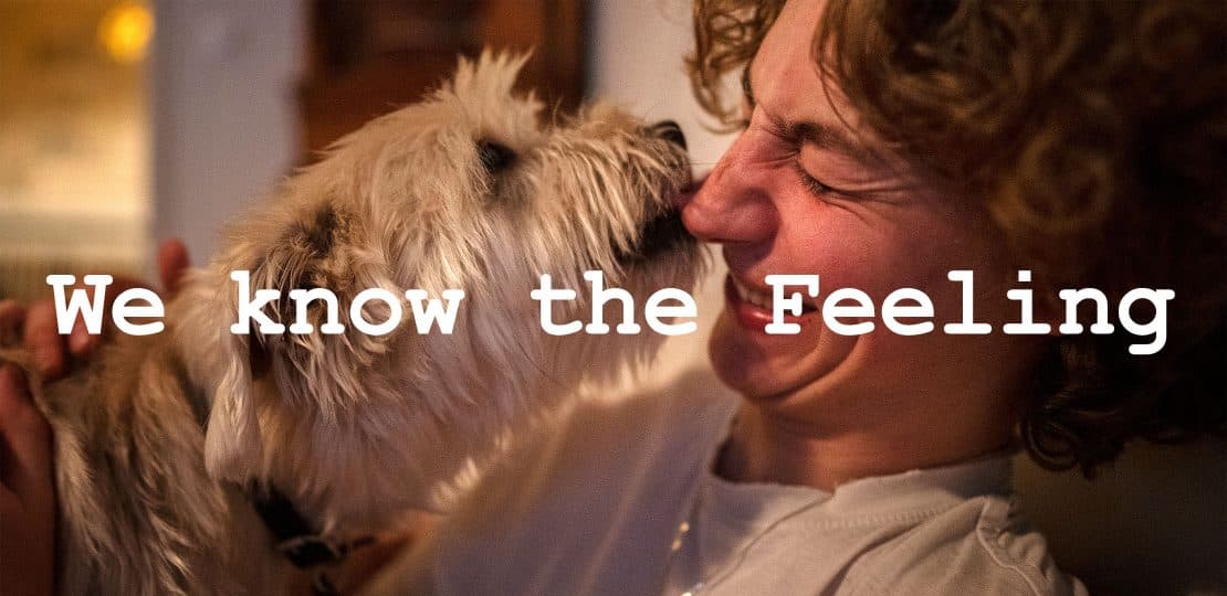 En hund pussar en kvinna i ansiktet och texten we know the feeling