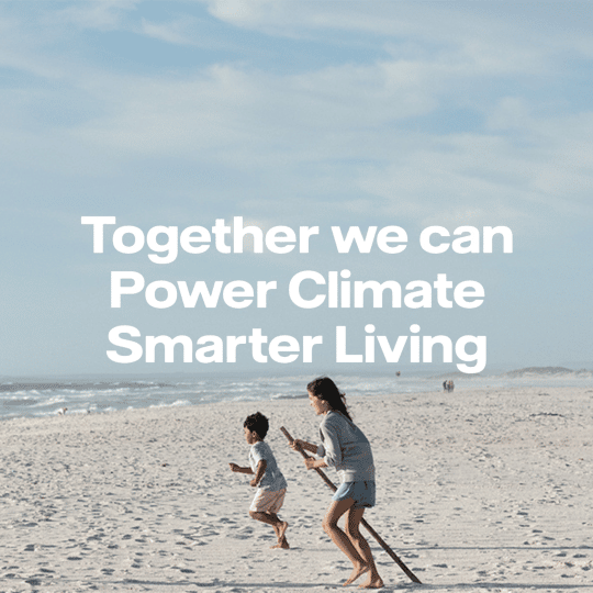 Två barn på en strand och en text som lyder together we can power climate smarter living