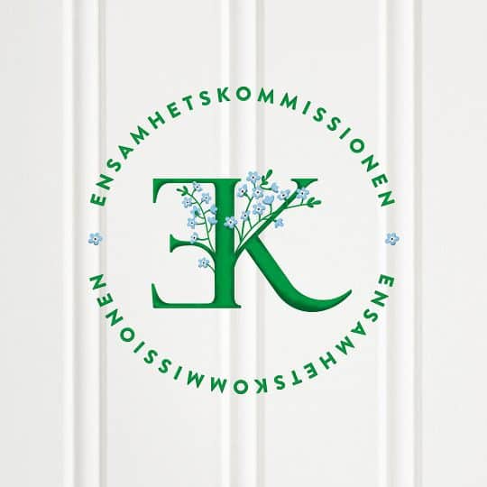 Ensamhetskommisionens logga som består av ett E och K med en blomma i mitten
