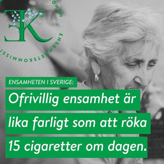 En äldre dam i bakgrunden och en text som lyder Ensamheten i Sverige: ofrivillig ensamhet är lika farligt som att röka 15 cigaretter om dagen