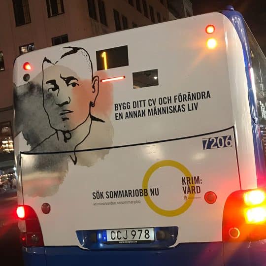 Baksidan av en buss med illustration och text från Kriminalvården som lyder bygg ditt cv och förändra